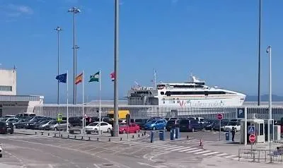 Llegada al puerto de Tánger con vista a la medina desde el mar