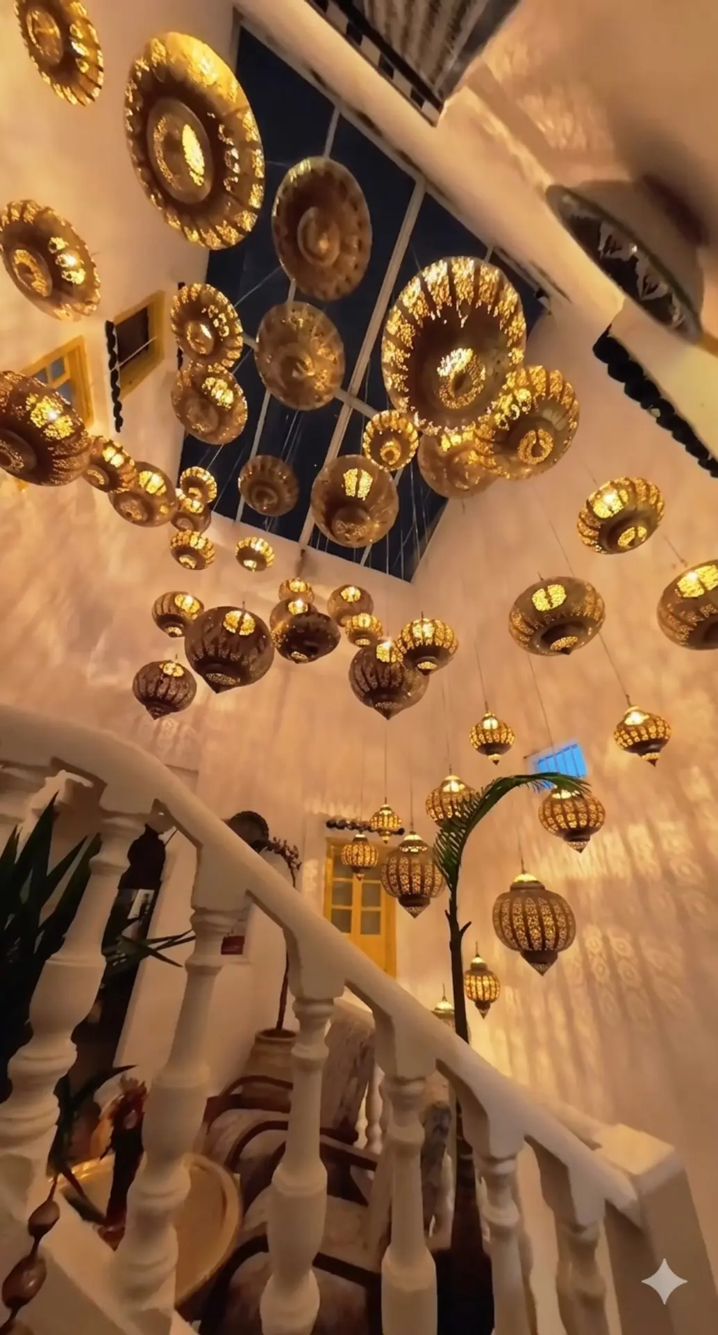 Cúpula y techo artesanal del Riad Tanja — arquitectura tradicional marroquí en Tánger