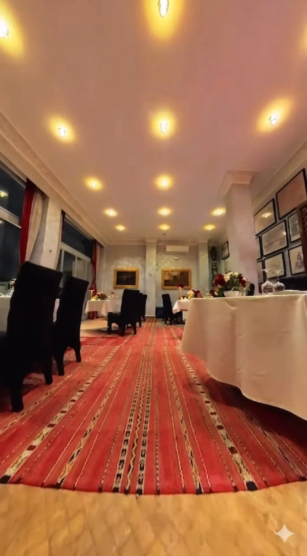 Mesa del comedor interior del Riad Tanja — gastronomía marroquí de Chef Moha en Tánger