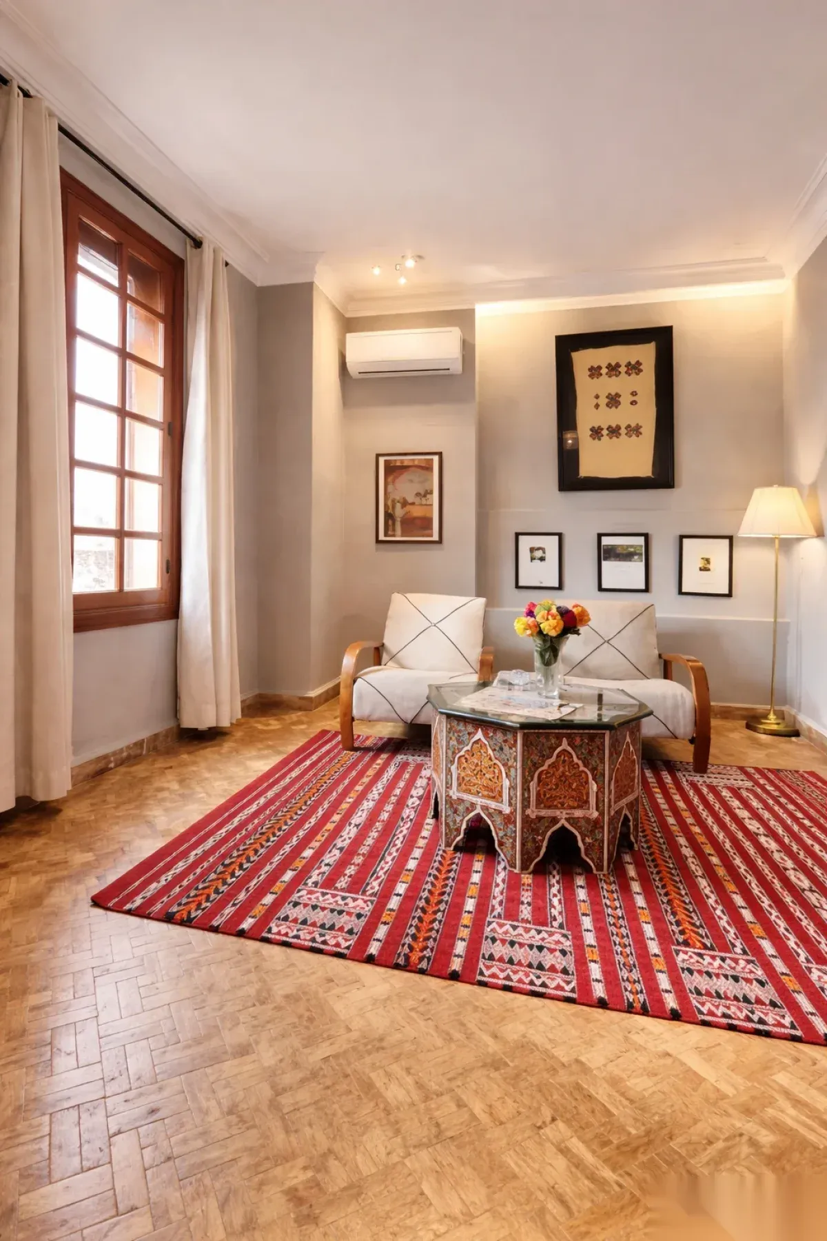 Salón marroquí tradicional en el Riad Tanja en Tánger con sofás, artesanía y ambiente acogedor